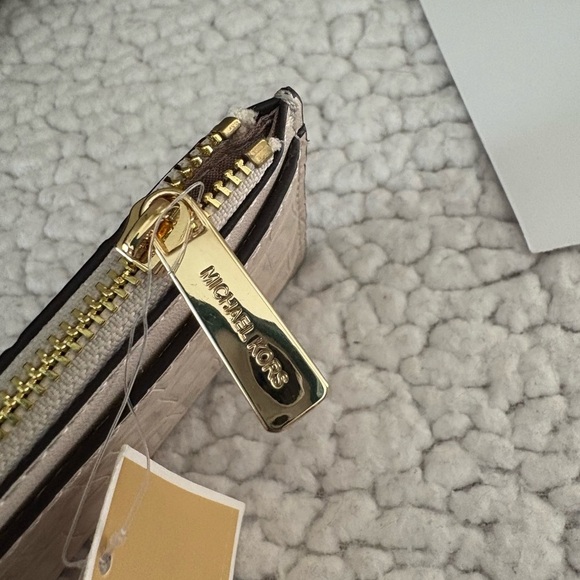 Michael Kors Croc-Embossed Jet Set Travel Medium Card Holder- Light Cream - Picture 4 of 8